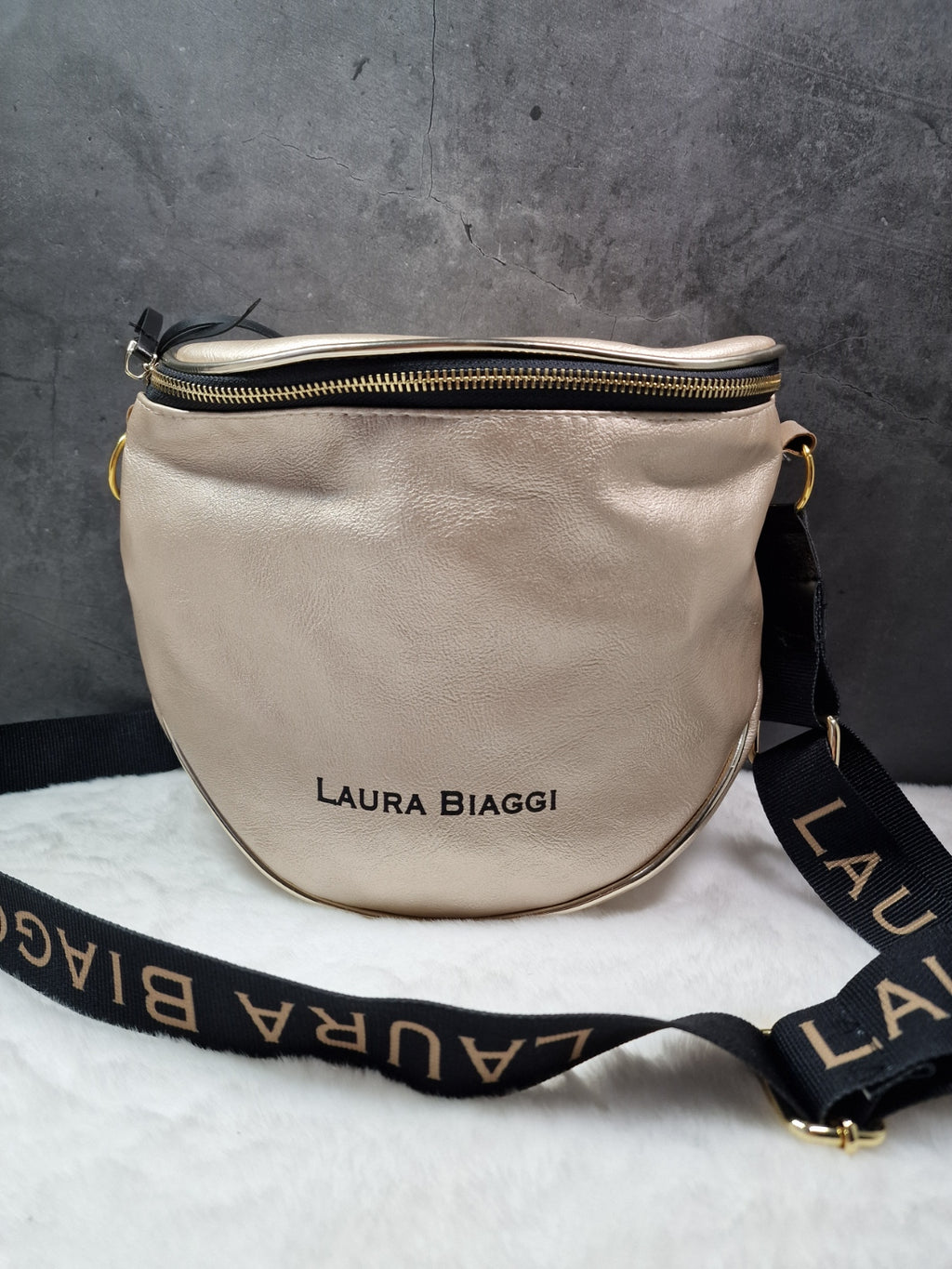 Laura Biaggi - small, shoulder bag in gold image 0