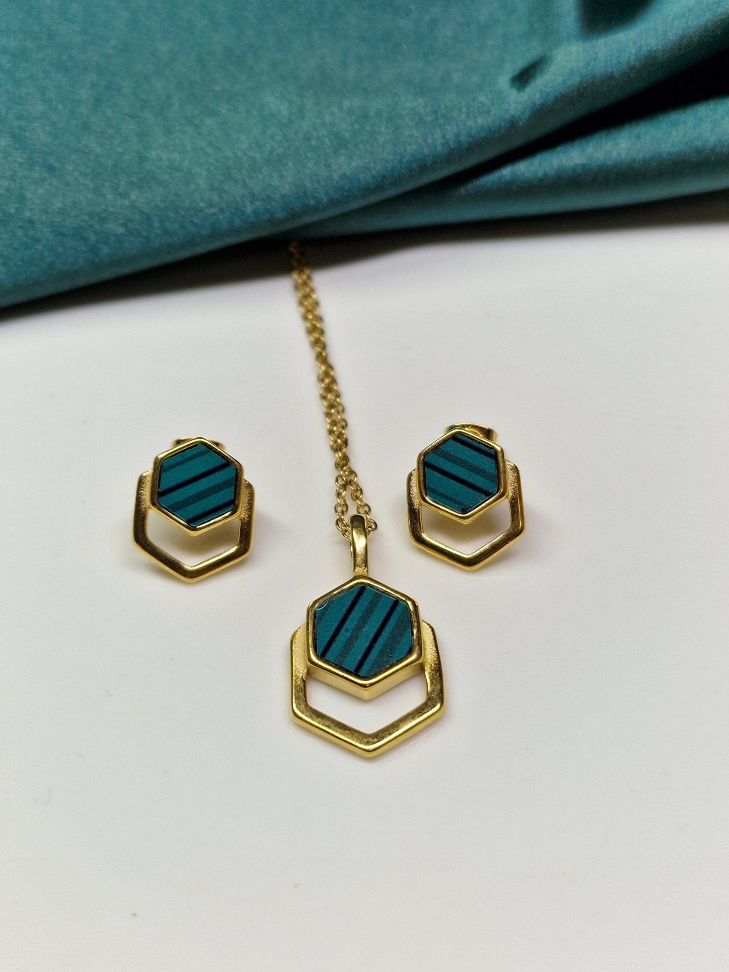 Green marble stone, gold jewellery set image 0