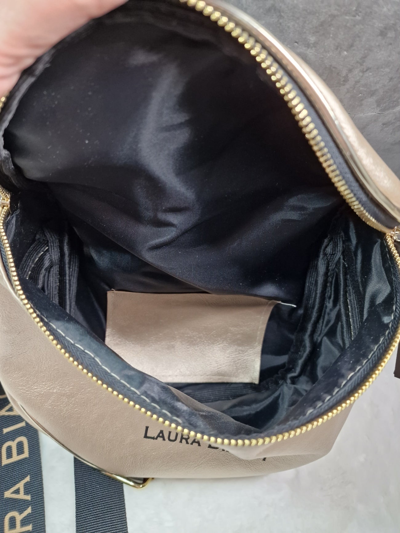 Laura Biaggi - small, shoulder bag in gold image 2