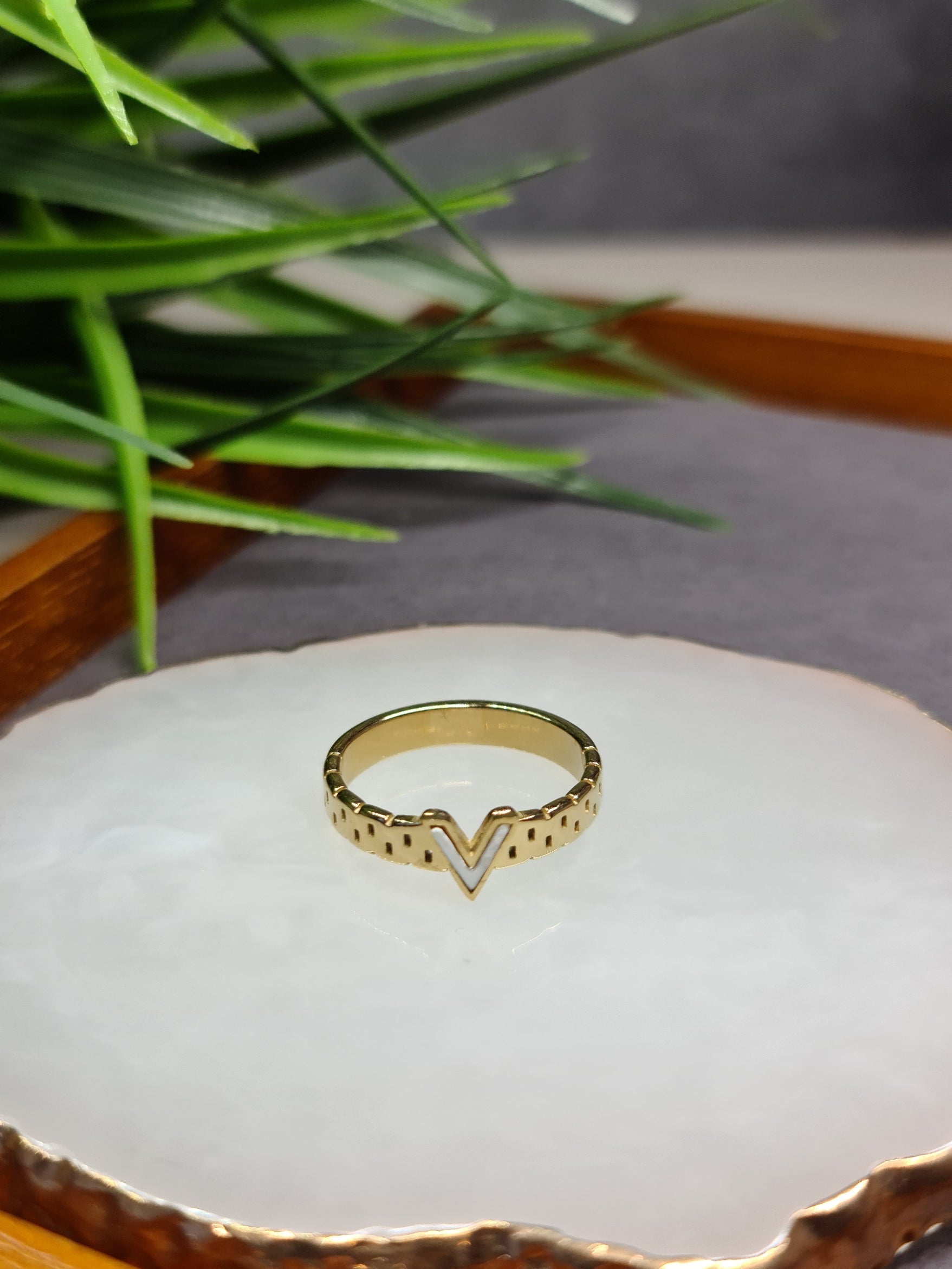 V letter ring image 1