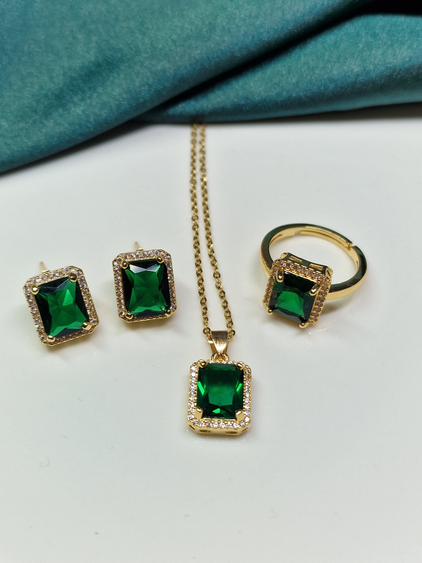 Green crystal jewellery set image 0
