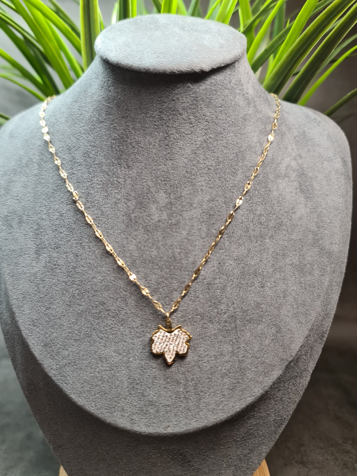 Maple leaf necklace image 0