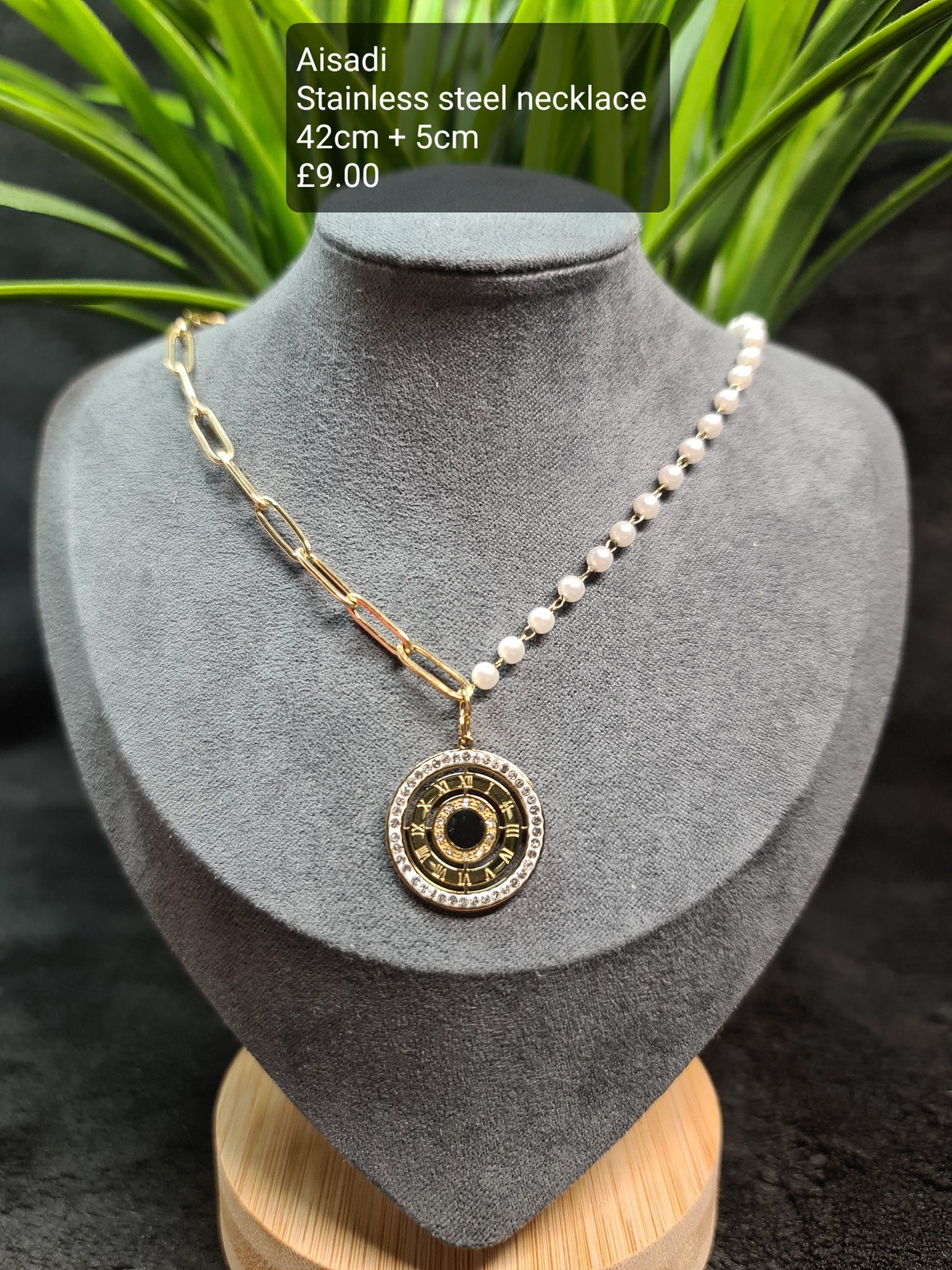 Roman numbers, pearls necklace image 0