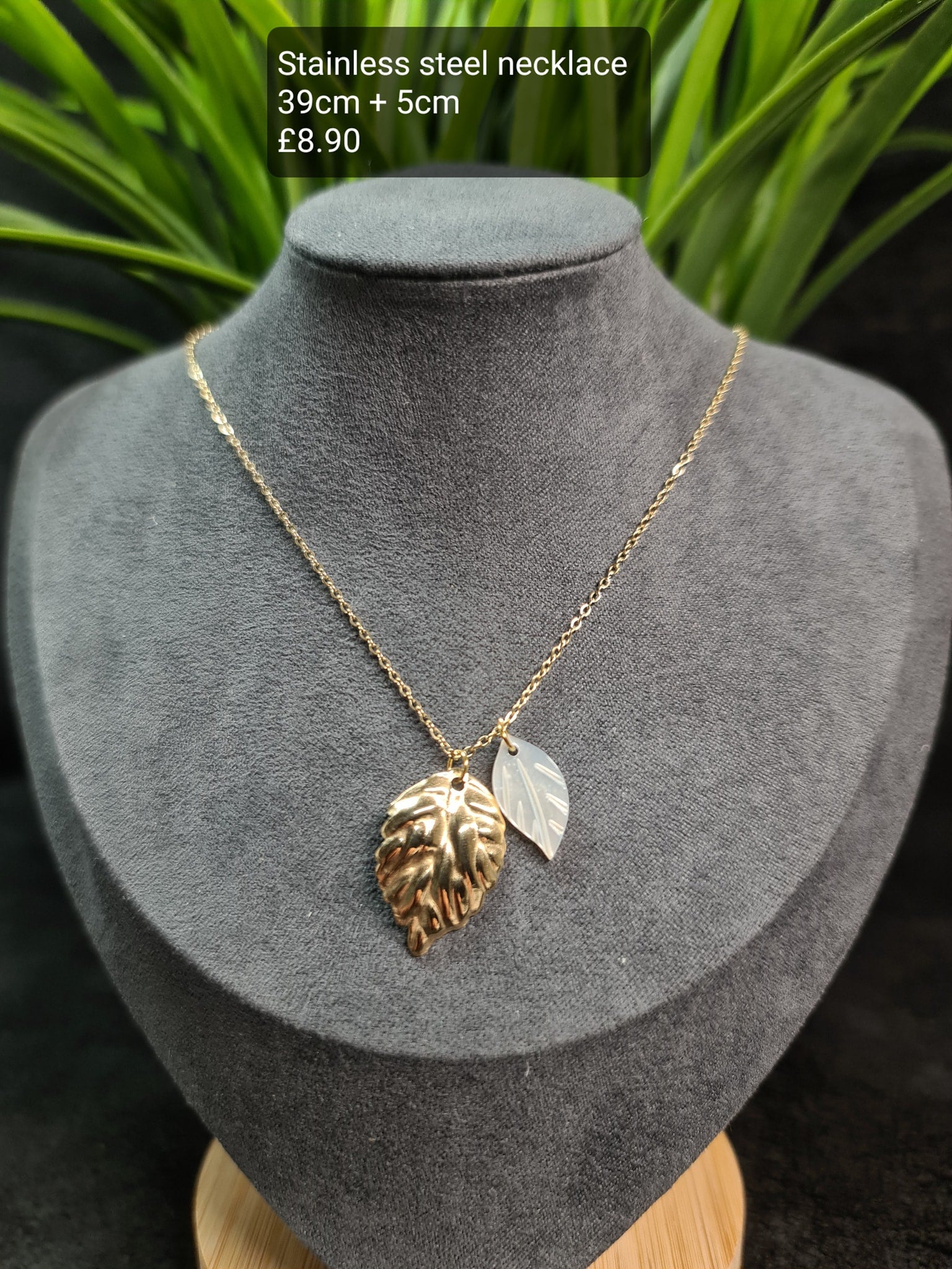 Leaf necklace image 0