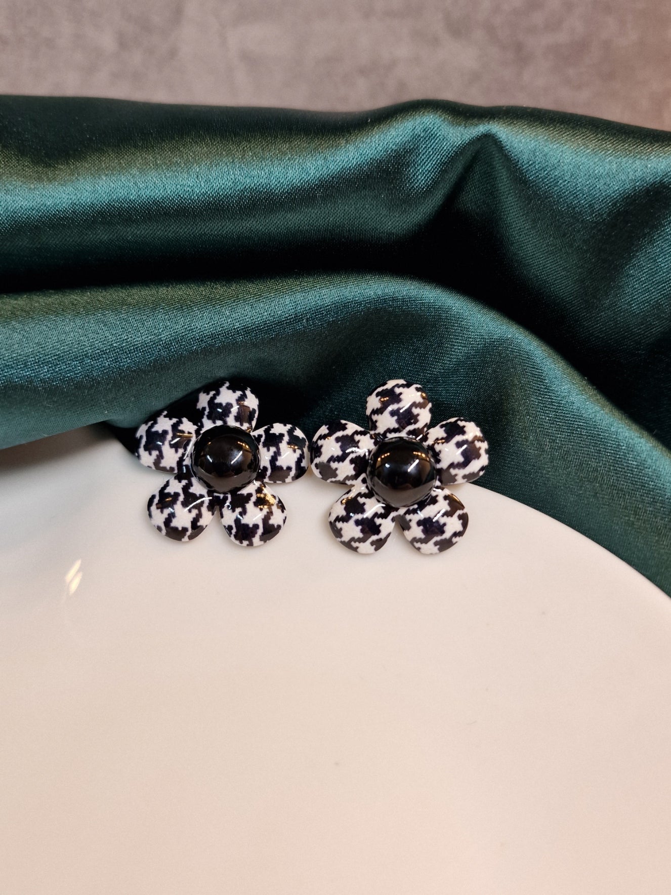 Daisy flower earrings image 0