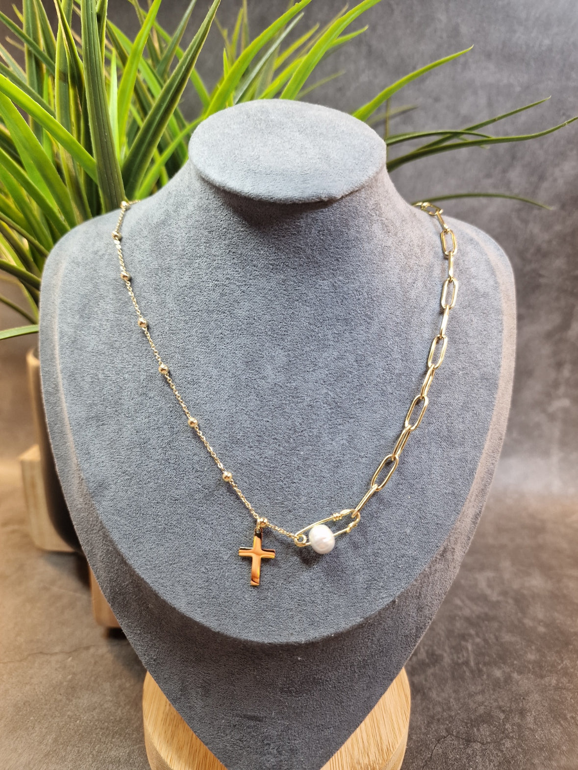 Cross necklace image 0