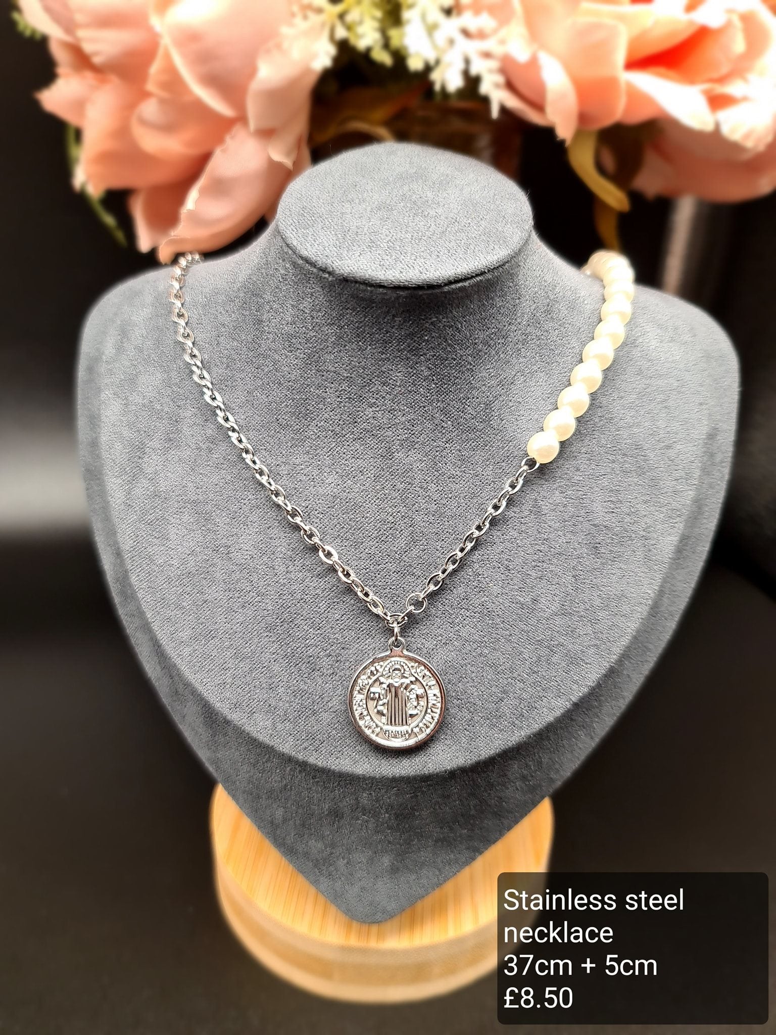 Pearl necklace image 0