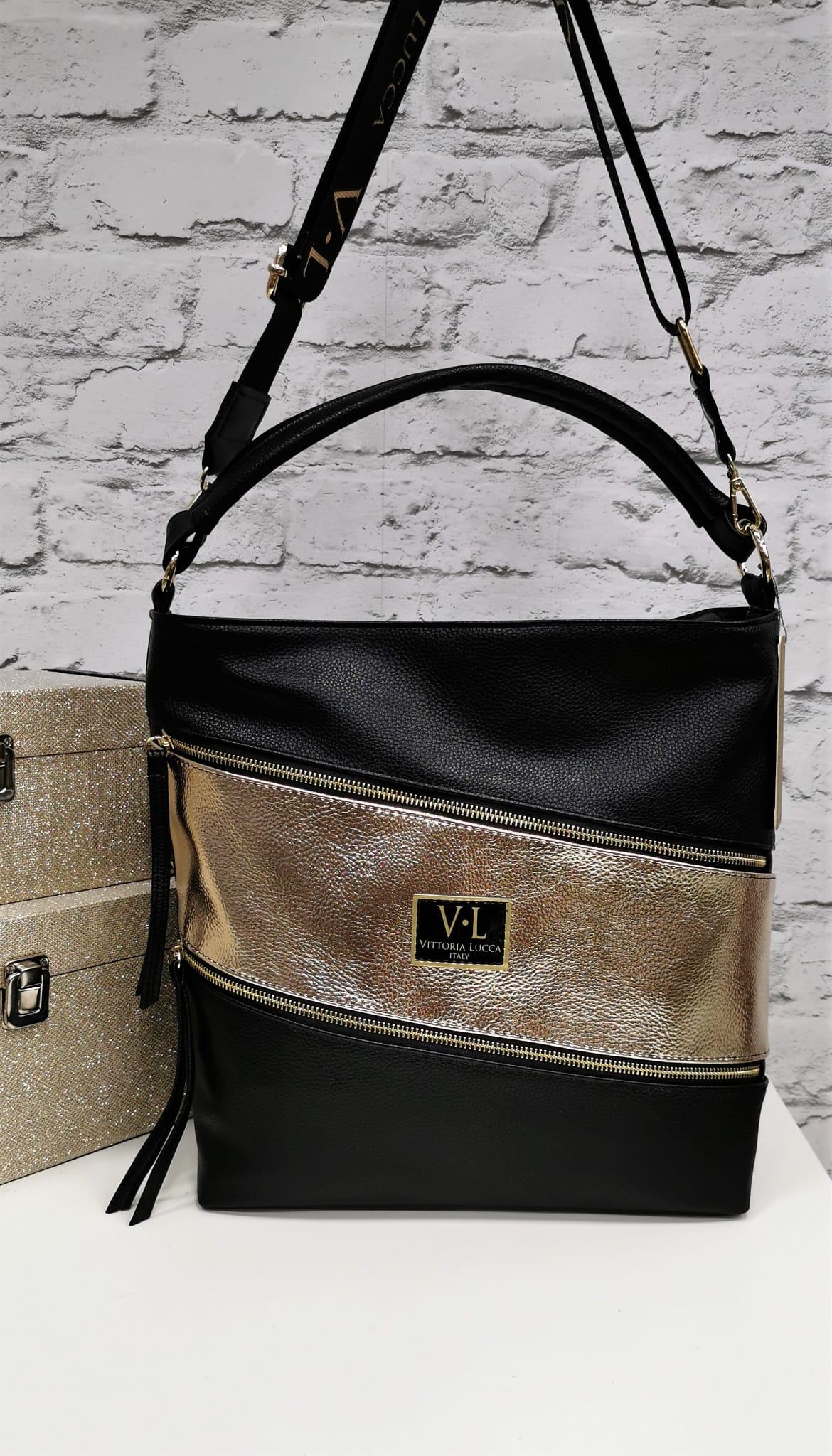 Vittoria Lucca black/gold handbag image 0