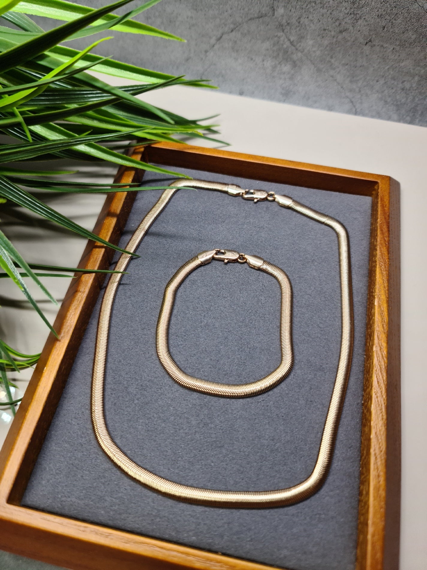 Necklace and bracelet set image 1