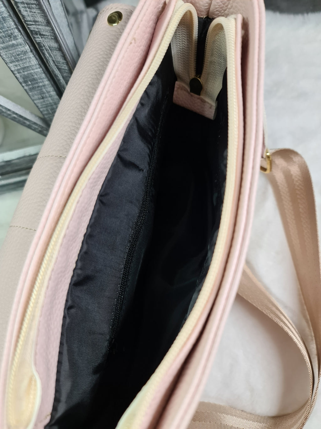 Vittoria Lucca baby pink handbag image 3