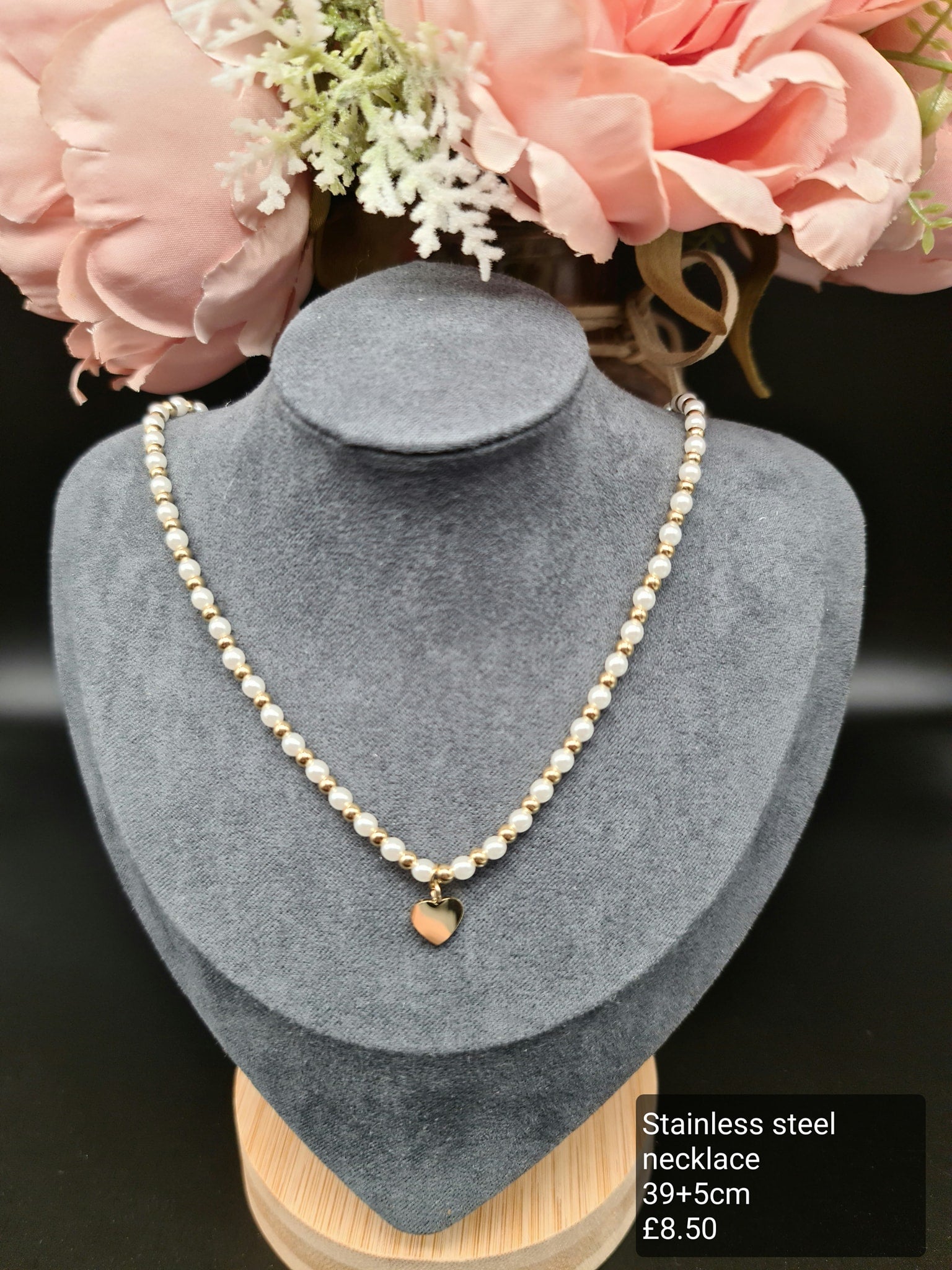 Pearl necklace image 0