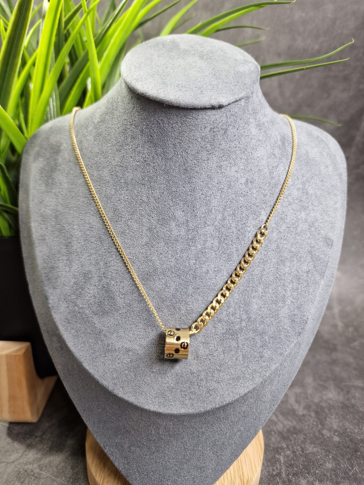 Elegant roller necklace image 0