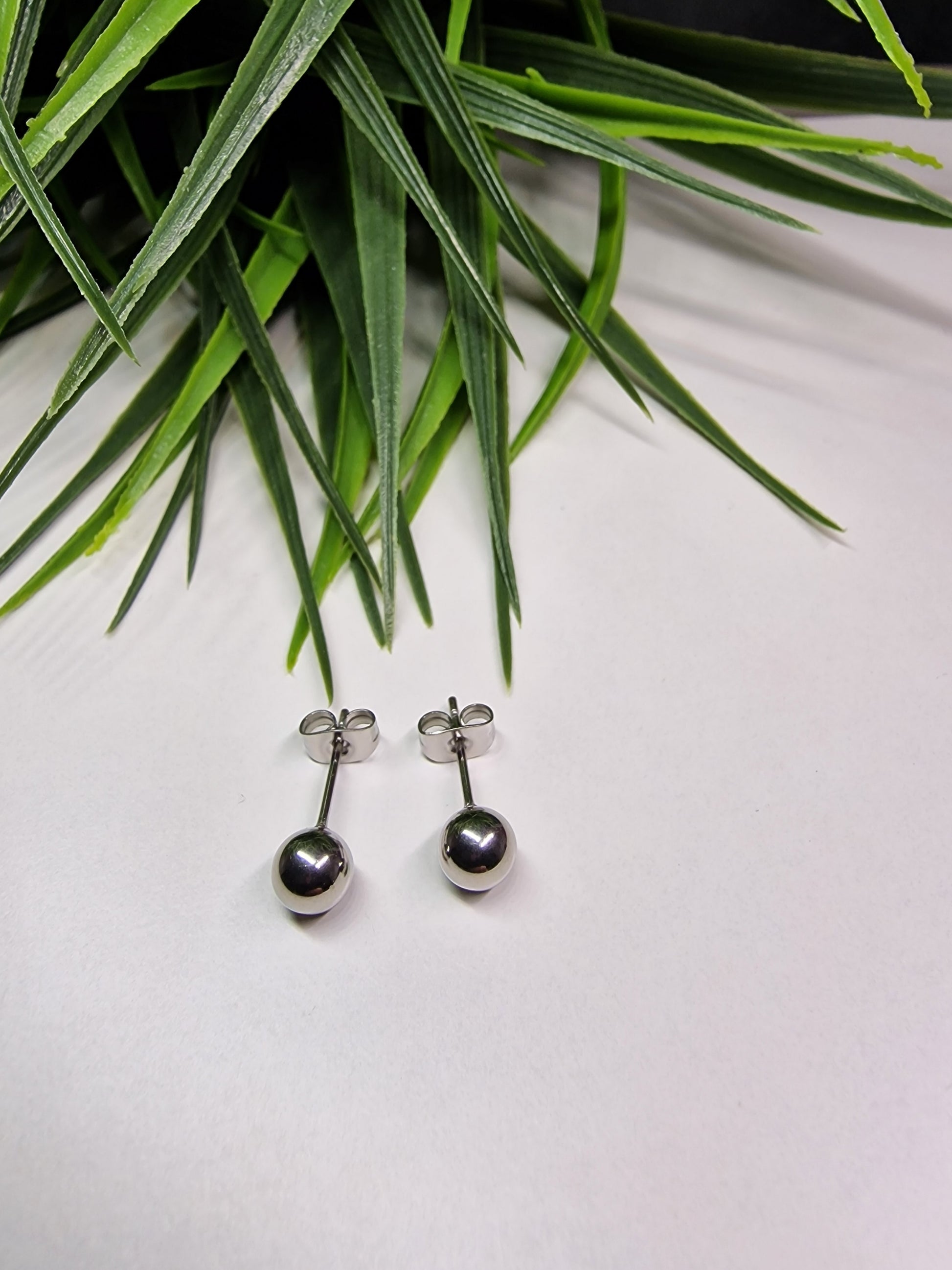 Plain ball earrings silver 0.6cm image 0