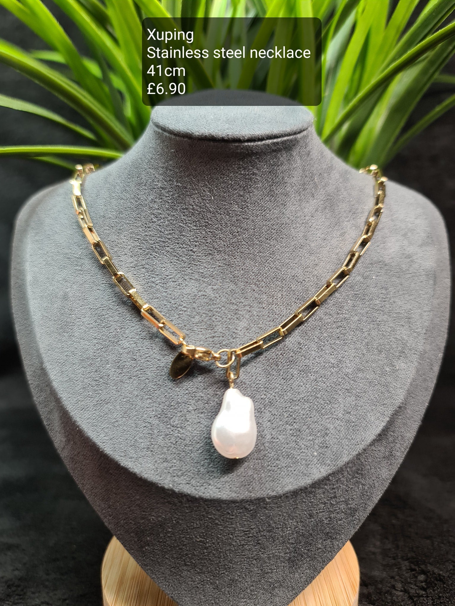 Pearl necklace image 0