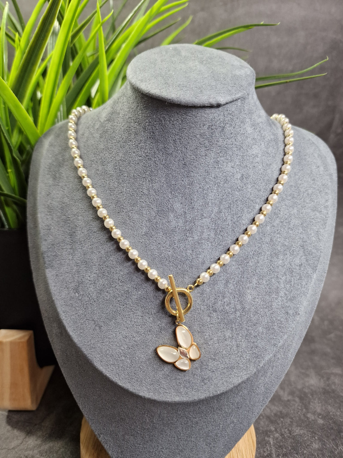 Buttefly beaded necklace image 0