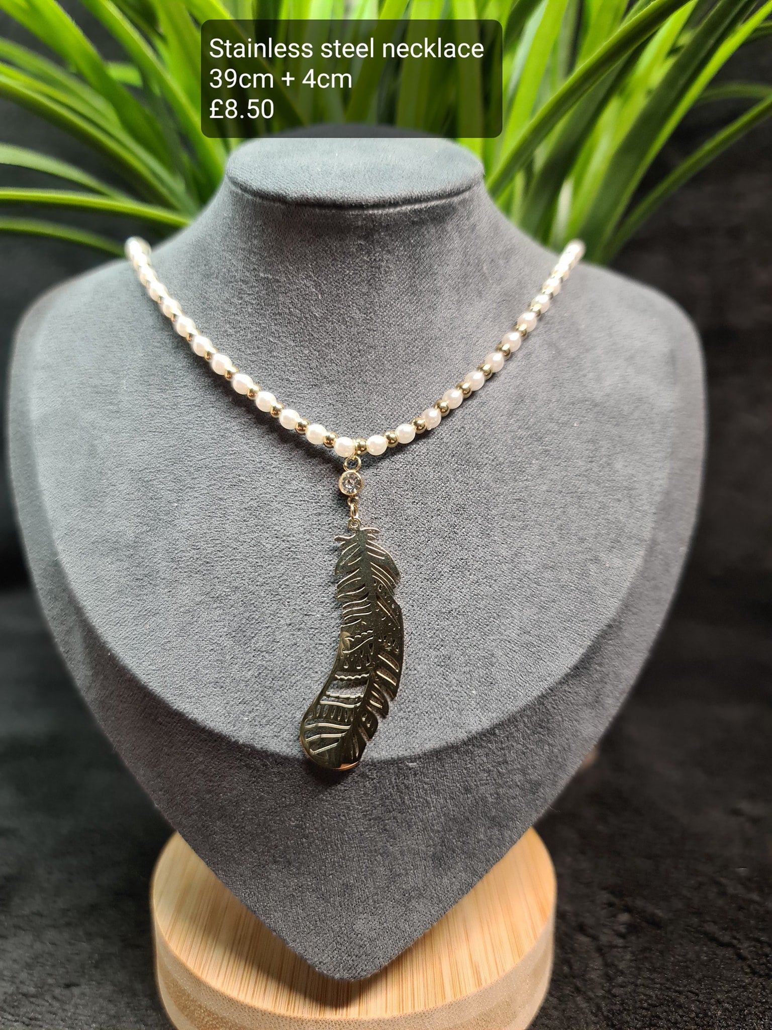 Feather necklace image 0