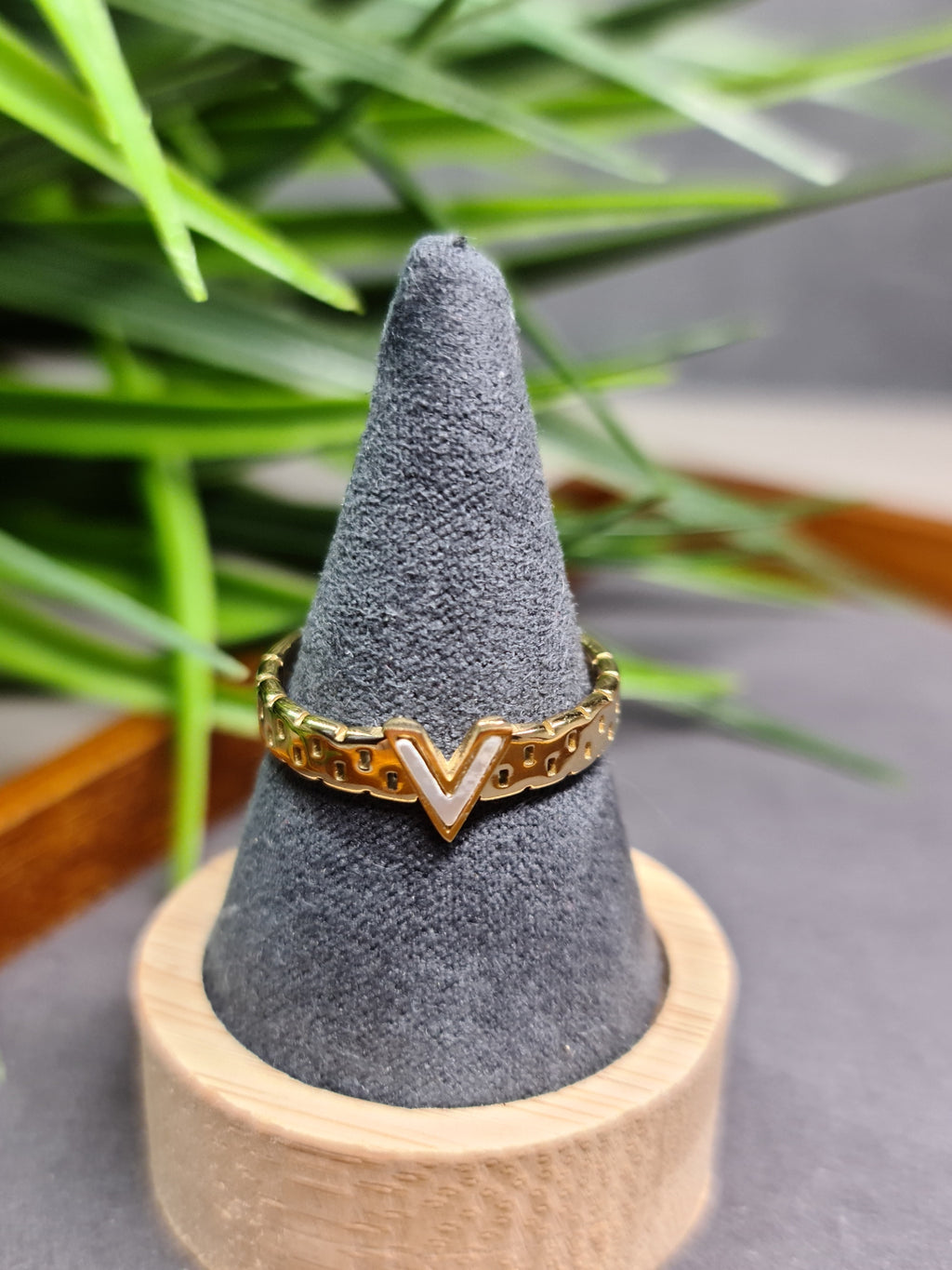 V letter ring image 0