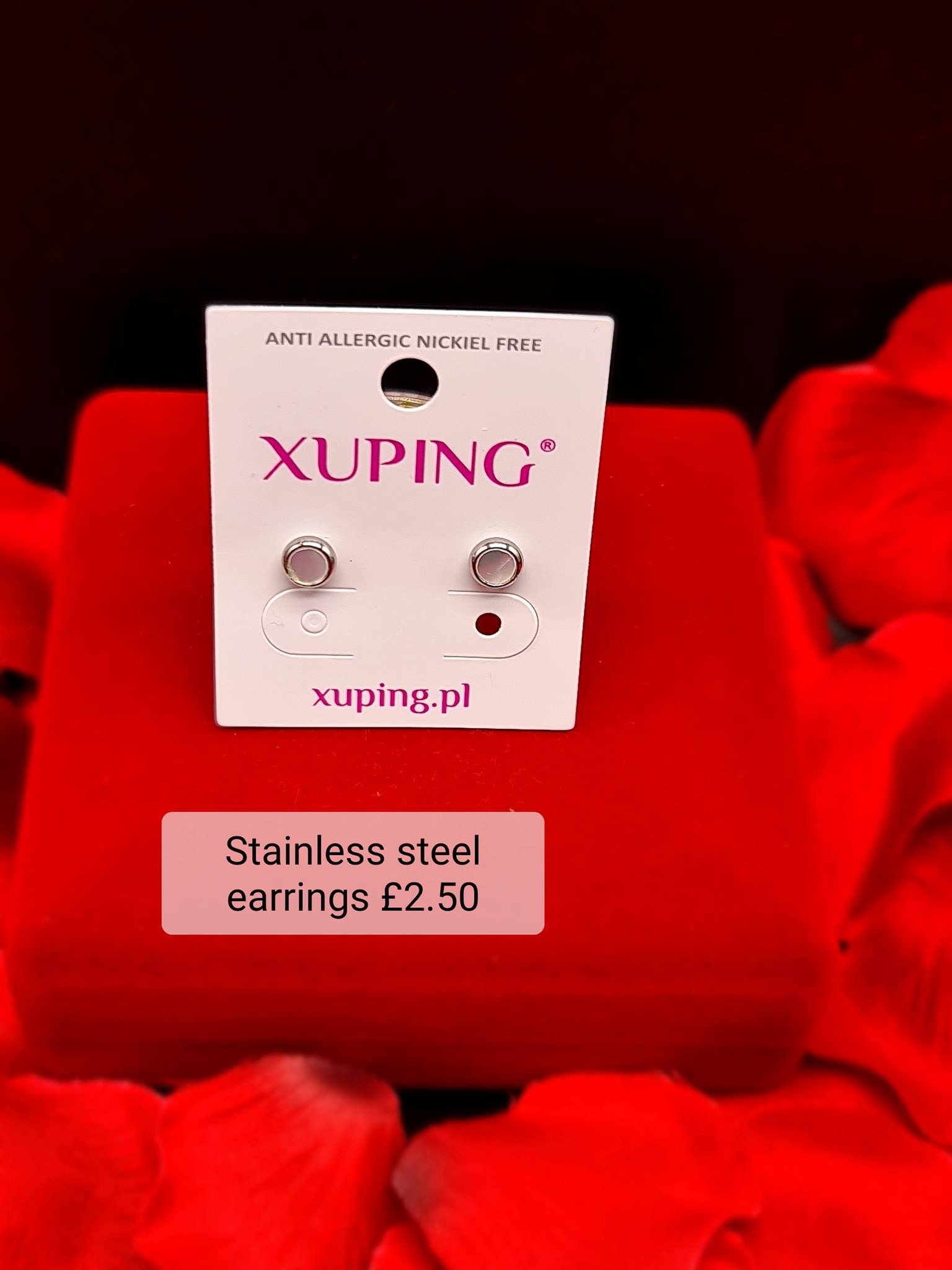 Stud earrings image 0