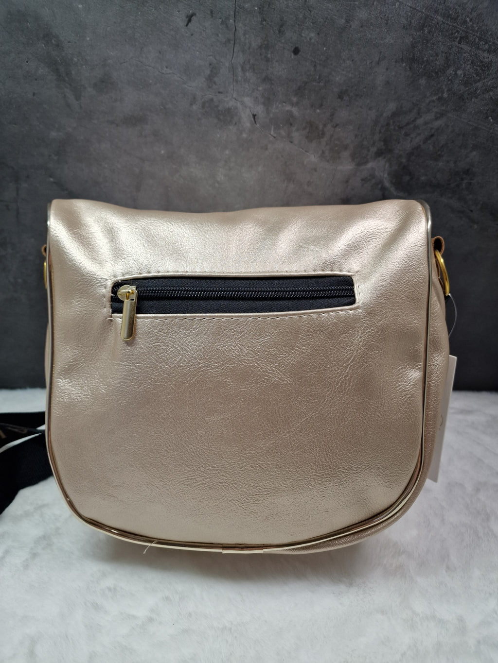 Laura Biaggi - small, shoulder bag in gold image 1