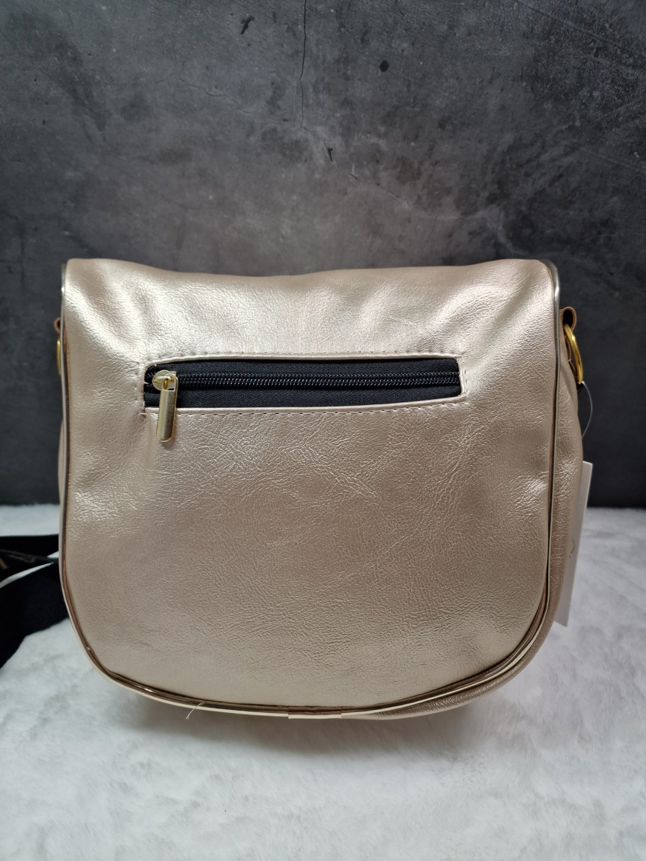 Laura Biaggi - small, shoulder bag in gold image 1